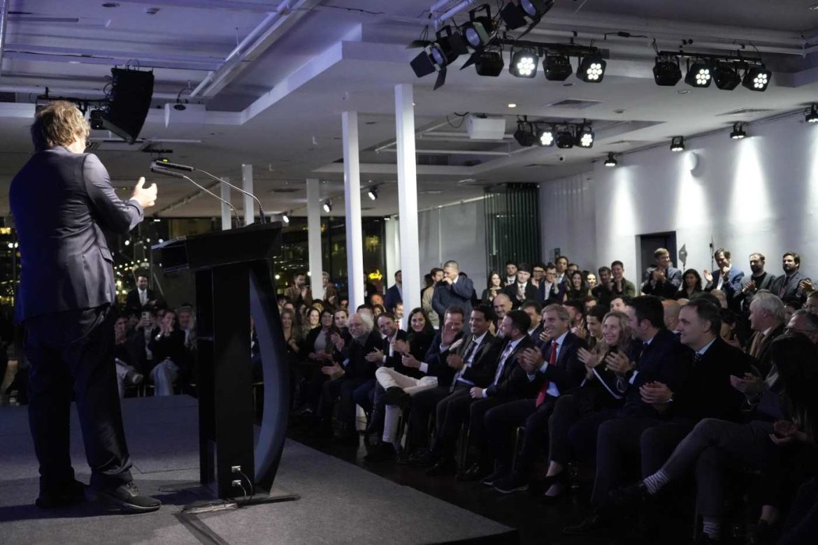 Milei pidió un aplauso para Ravier y lo presentó como su candidato en La Pampa