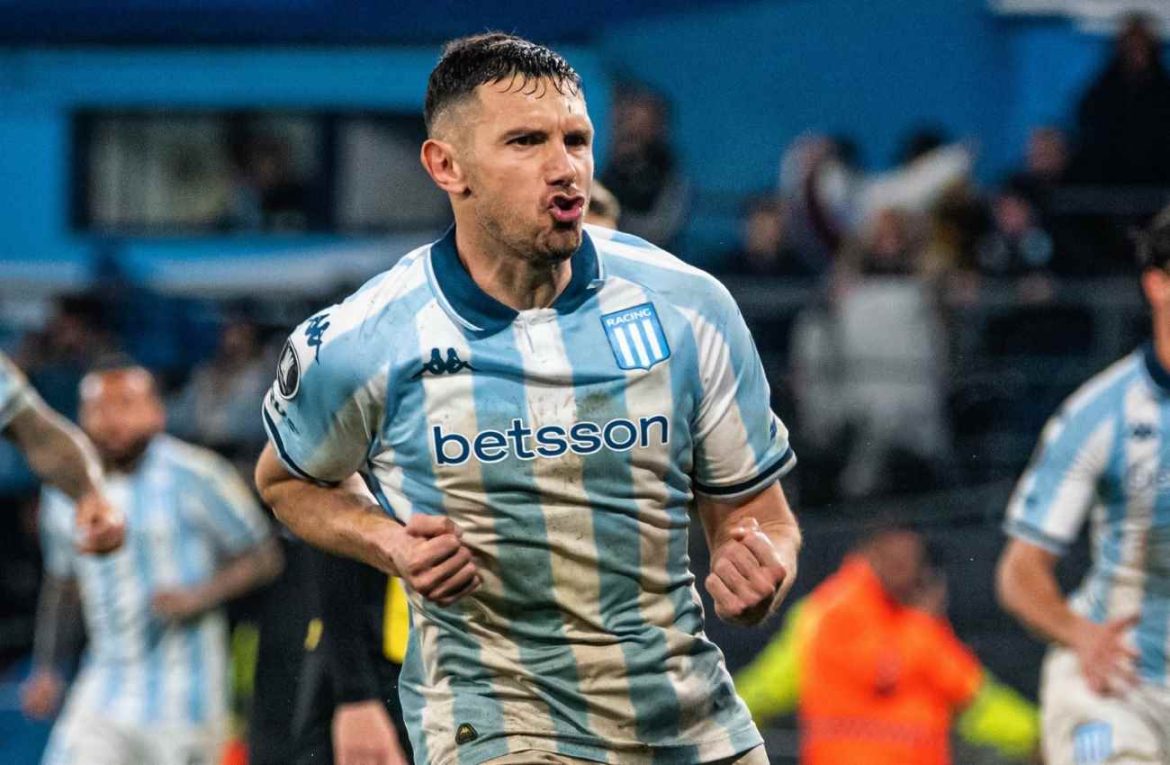 Racing remontó, le ganó a Peñarol por 3-2 en el global y clasificó a cuartos de final