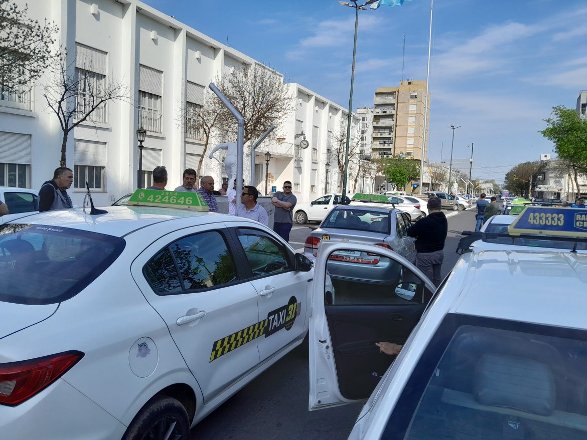 Taxistas santarroseños se manifestaron en el municipio en reclamo de la regulación a Uber
