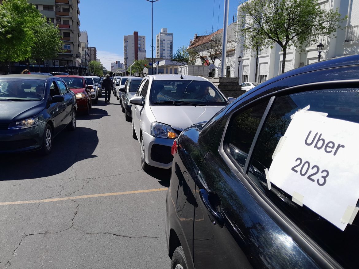 Se movilizan los choferes de Uber en Santa Rosa: rechazan exigencia de antigüedad de los autos