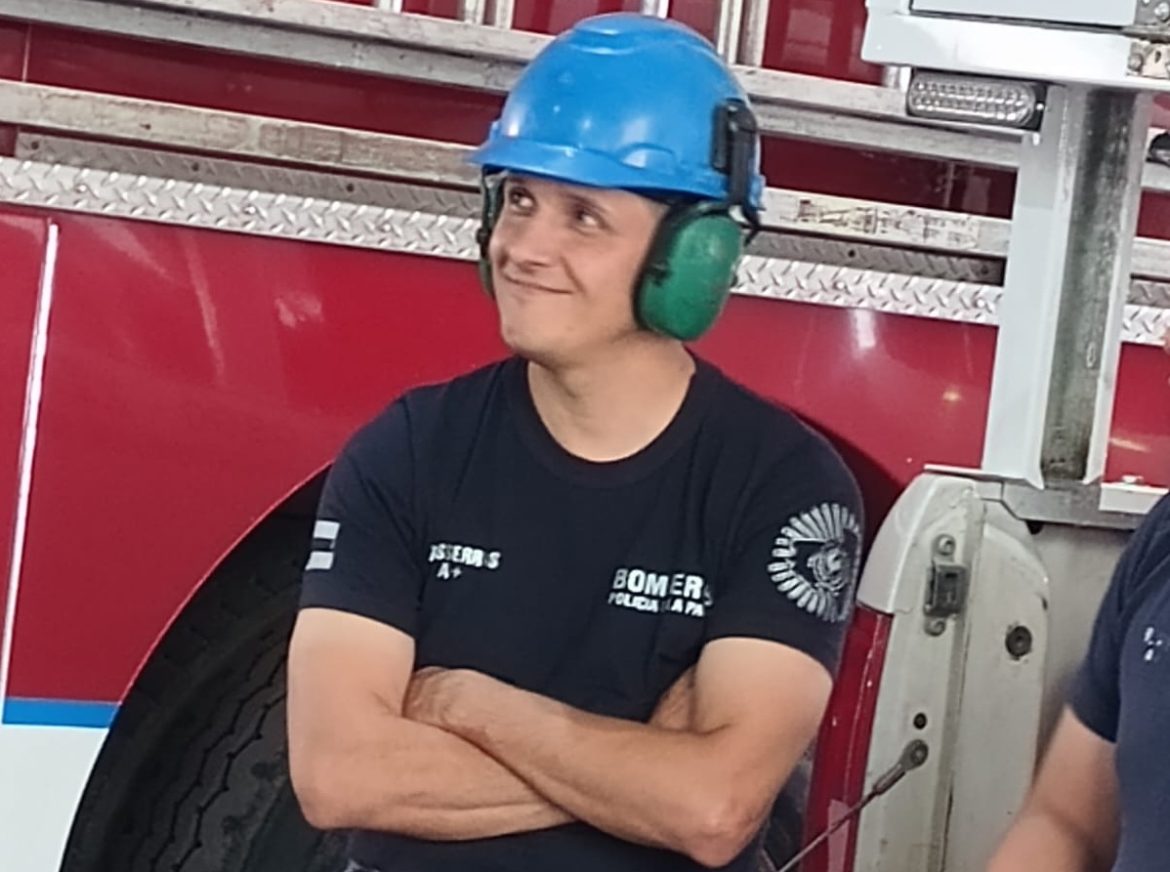Es bombero, superó un cáncer y volvió a Santa Rosa: sus compañeros lo recibieron con sirenas, lágrimas y abrazos