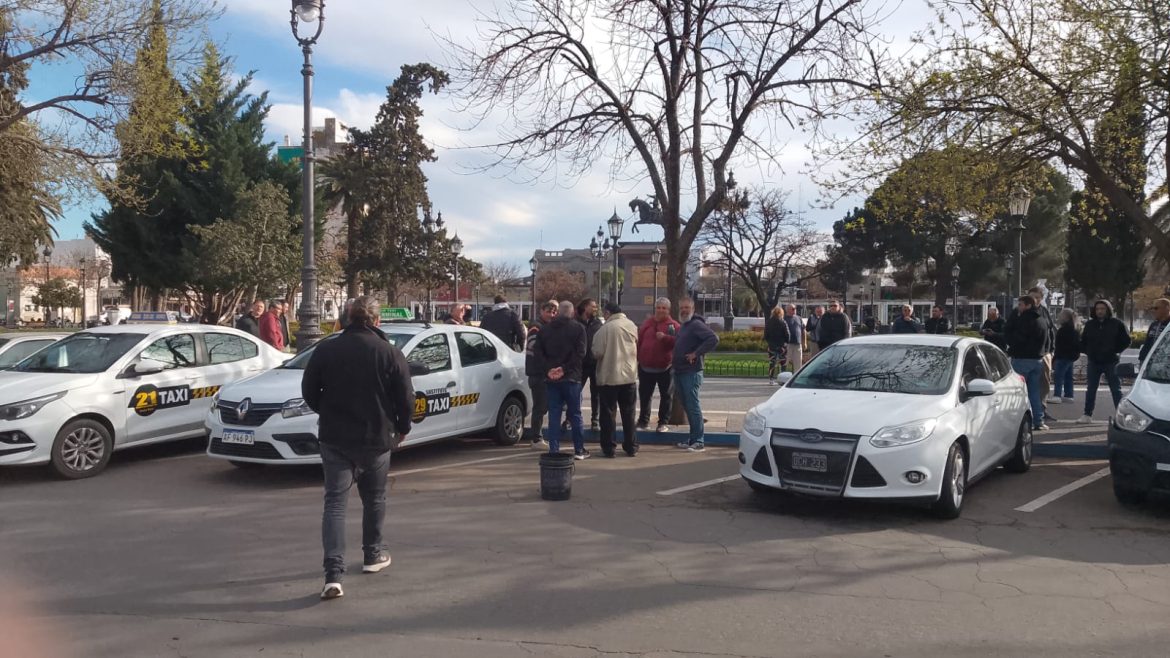Taxistas se manifestaron en el municipio y reclamaron que se avance con la regulación de Uber