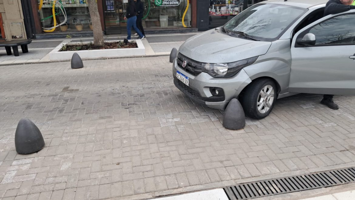 Otro auto chocó contra un bolardo en la semipeatonal de Santa Rosa