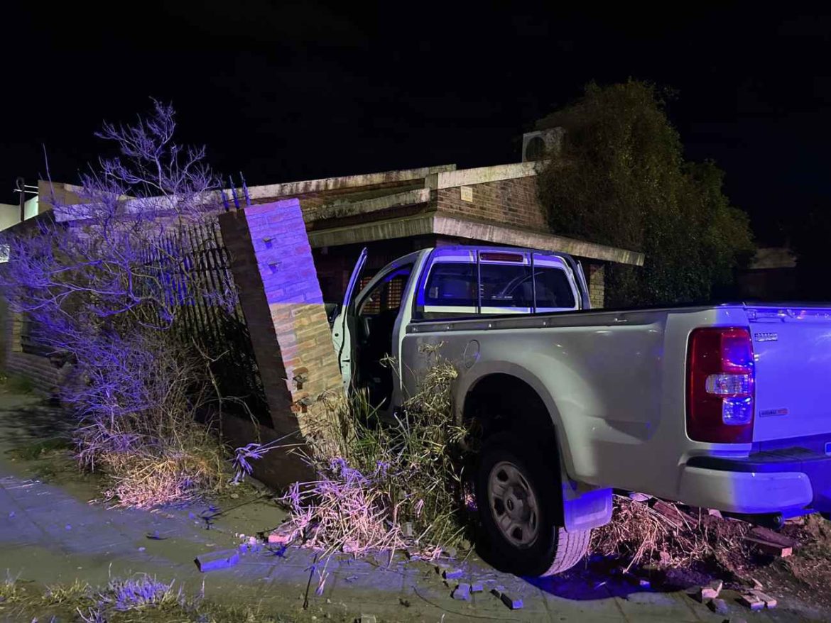 Una camioneta chocó contra un tapial y terminó dentro de un patio de una casa en Santa Rosa