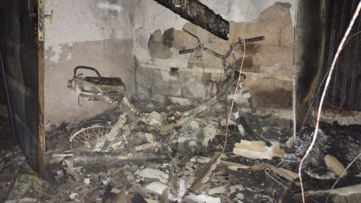 Los quiso quemar en Santa Rosa: encontró a su expareja con otro hombre y prendió fuego la casa