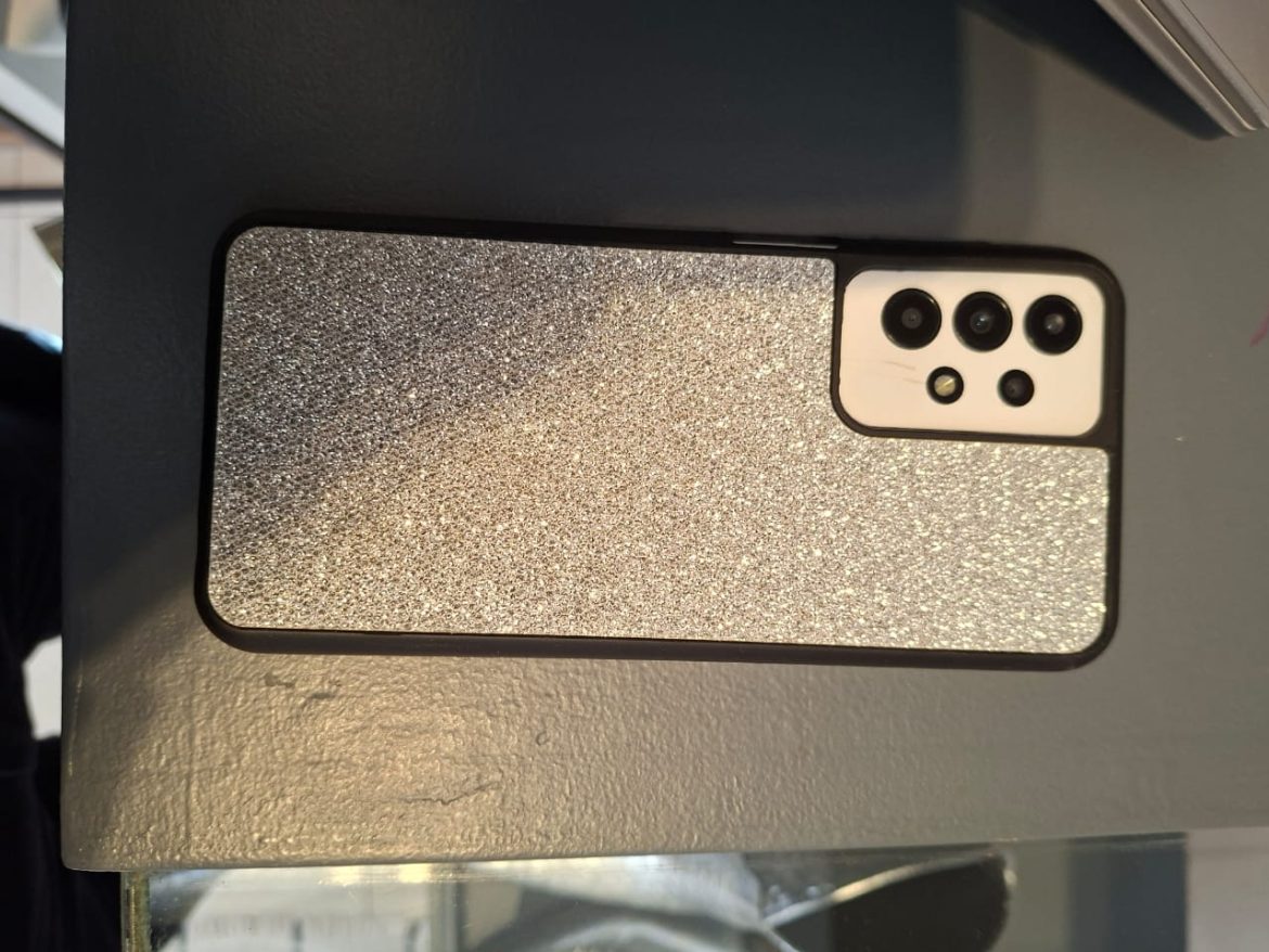 Entró a una zapatería y se llevó del mostrador un celular