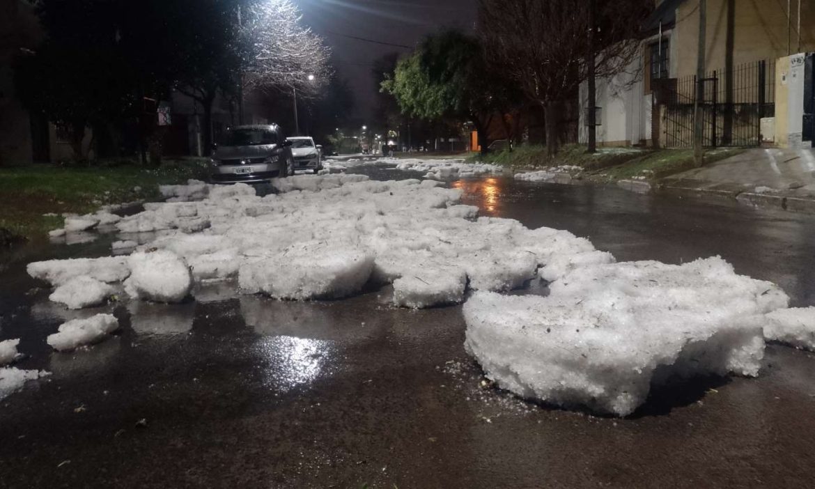 “Ríos de agua y granizo”: intensa tormenta y caída de piedra en Santa Rosa