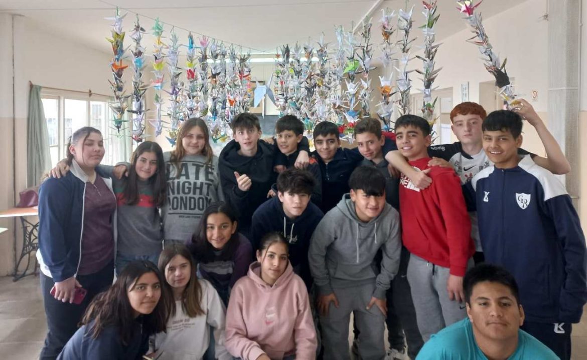 Quemú: mil grullas de papel en un colegio para cumplir el sueño del edificio propio