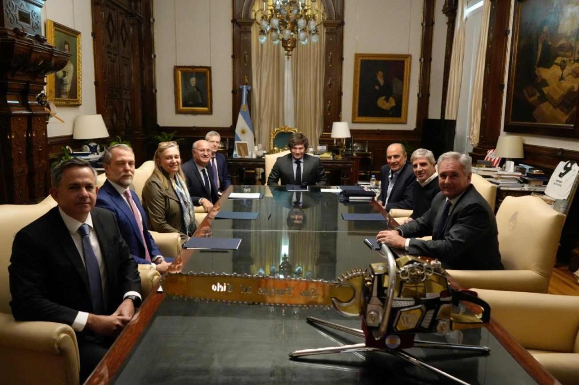 Milei reunió dos veces en el día a sus ministros y por ahora descarta cambios en el Gabinete