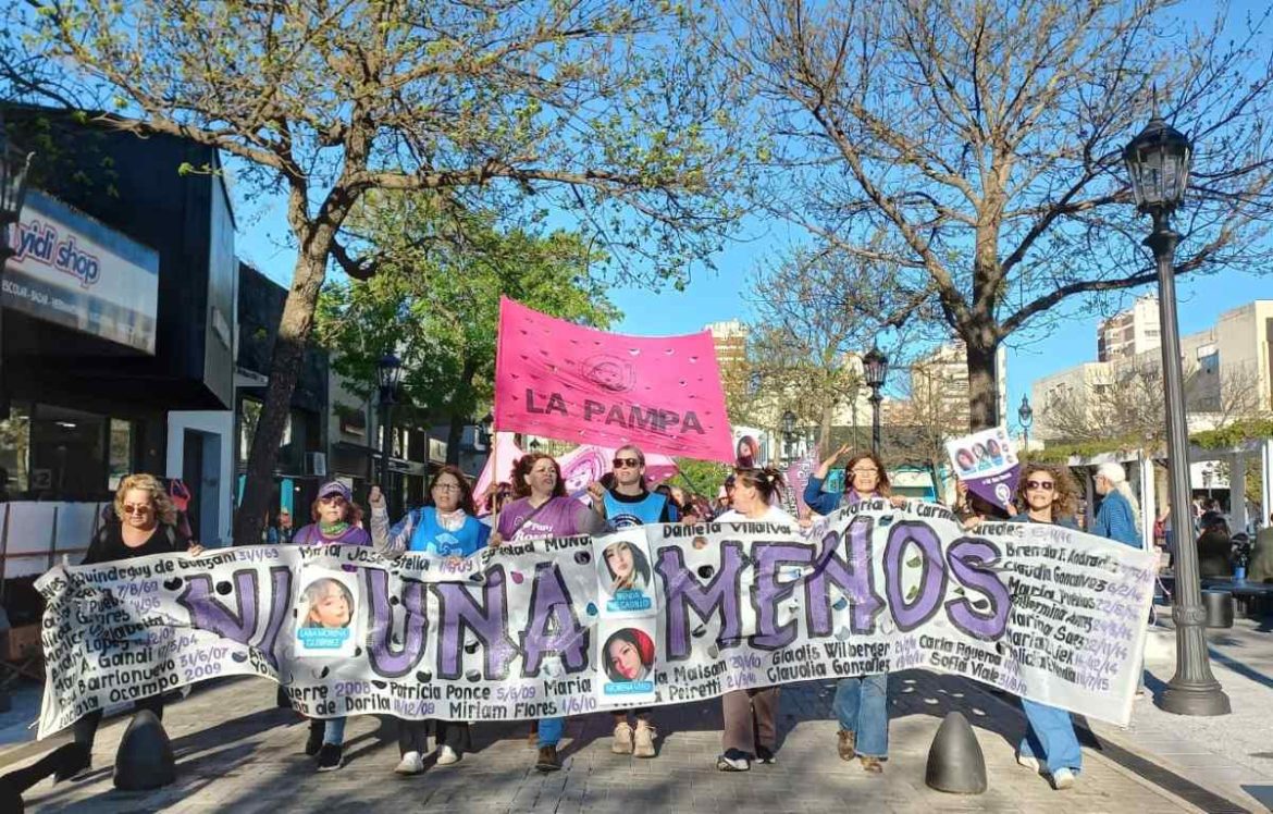 Ni una Menos: marcharon en Santa Rosa para pedir justicia por el triple femicidio de Florencio Varela