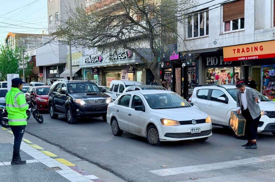 Concientización vial con el humor de un payaso en la semipeatonal de Santa Rosa
