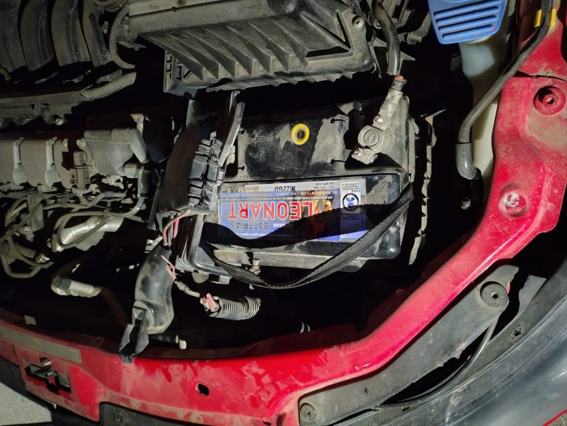 Detienen a pareja por intentar robar la batería de un auto
