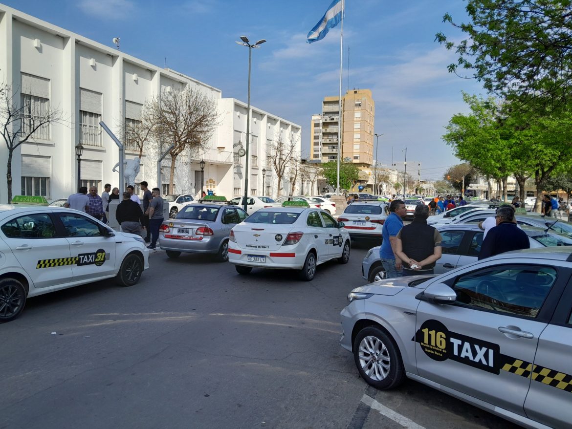 Regulación de plataformas de viajes en Santa Rosa: concejales pulen proyecto para entregárselo este viernes a taxistas
