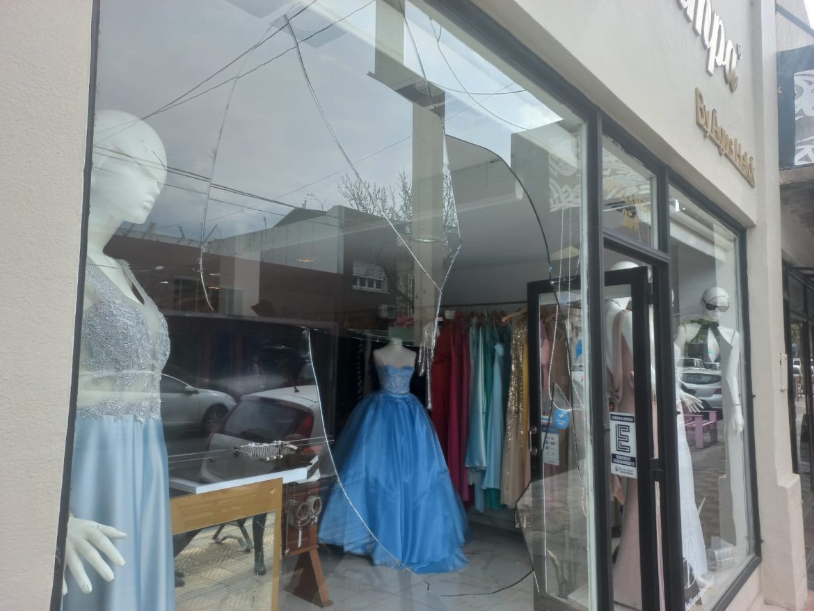 Comerciante del centro santarroseño harta de que le rompan la vidriera: ya cambió el vidrio seis veces