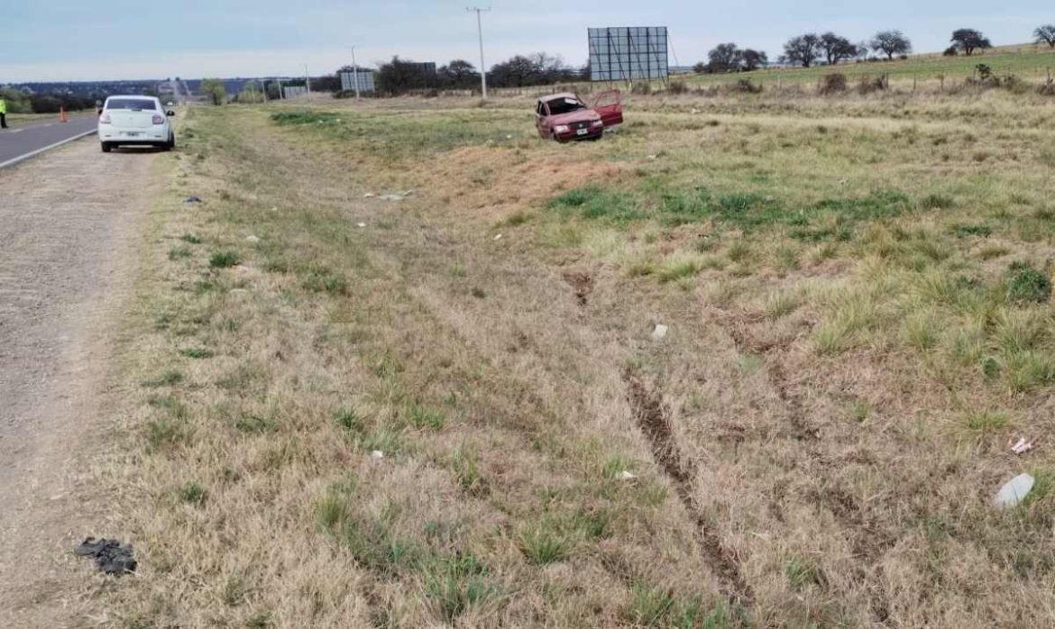 Vuelco en el bajo Giuliani: parte médico indica estado “grave” de un niño y “crítico” de la conductora