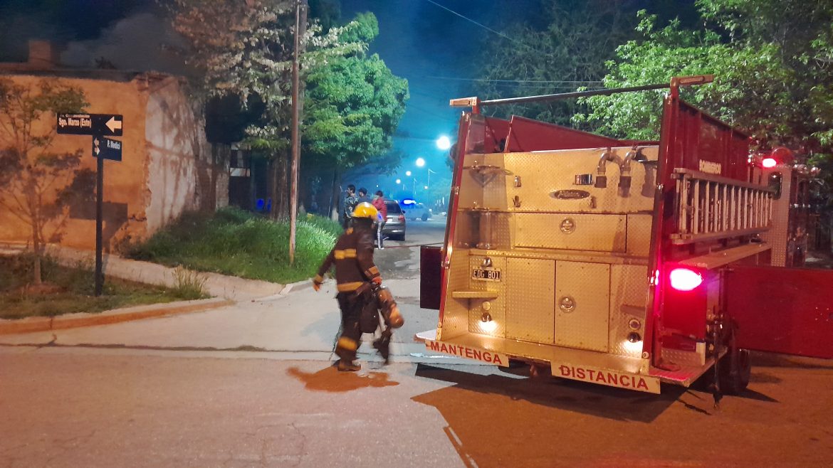 Por un cortocircuito, se quemó una casa en el barrio Matadero