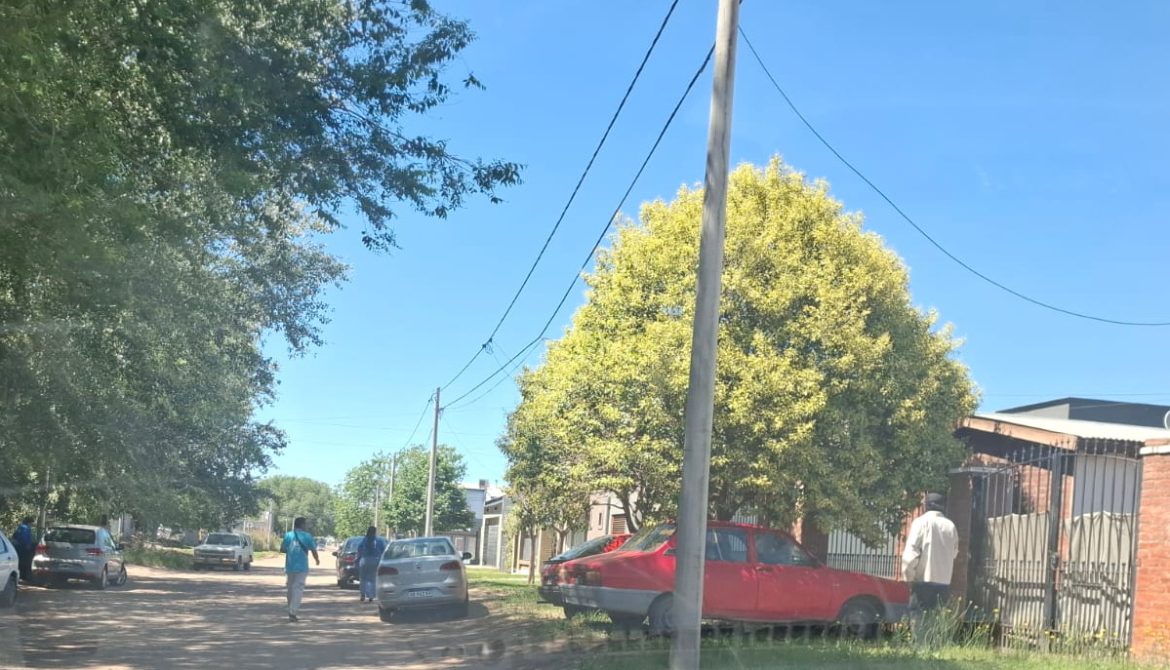 Pese a la intimación municipal, Clarín avanza: publicita y vende servicios de Movistar en los barrios