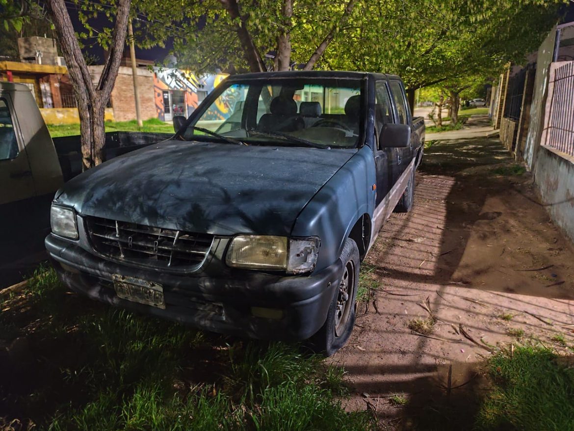 Tajeó una rueda de una camioneta y fue atrapado por los dueños: la Policía investiga si actuó por “encargo”