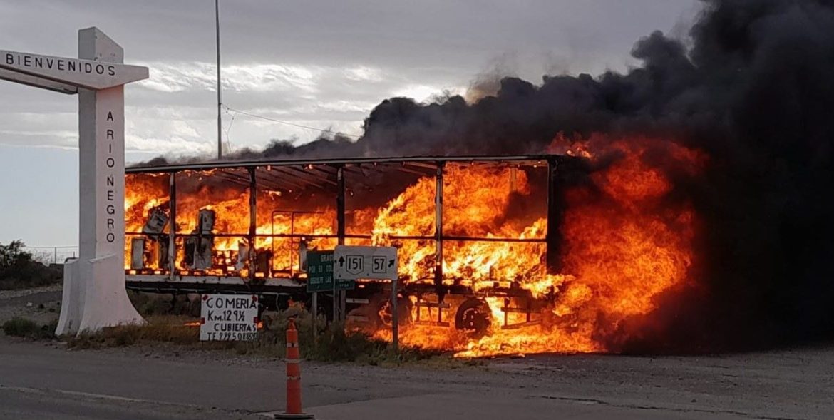 En Puente Dique se quemó un semirremolque de un camión cargado de electrodomésticos
