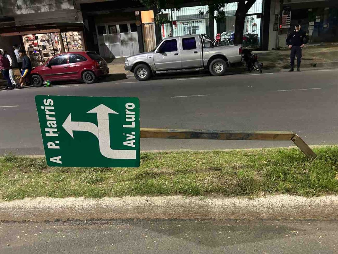 Iba alcoholizado y chocó contra un cartel en la avenida Luro: dos heridos