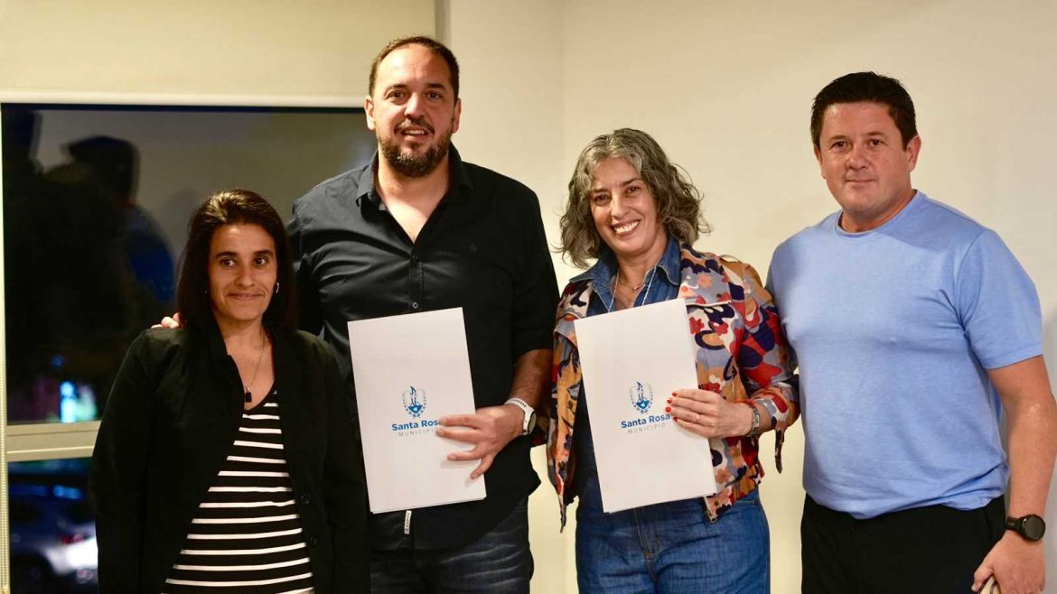 Di Nápoli firmó convenio y Santa Rosa tendrá su primera Cancha de Hockey de Agua