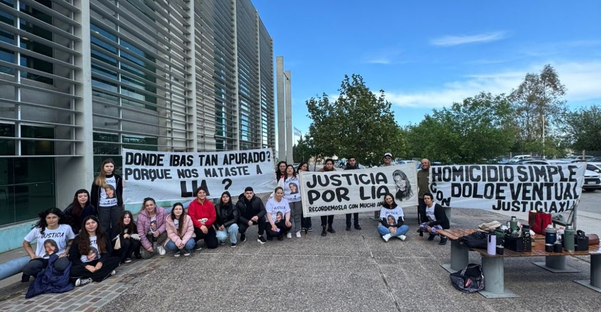 Lía: adentro el juicio, afuera abrazo simbólico y el reclamo de justicia de la familia