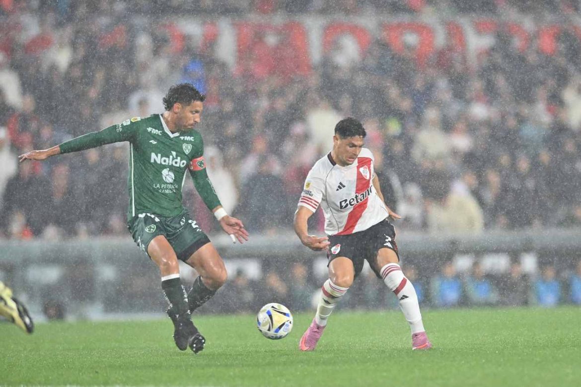 River sigue sin levantar cabeza, cayó ante Sarmiento de Junín y se fue insultado por el público