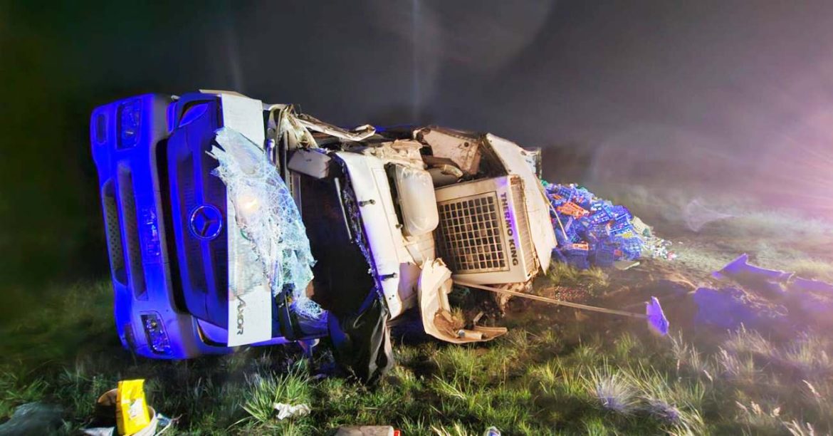 Volcó un camión al oeste de Acha y desparramó quesos y potes de dulce de leche
