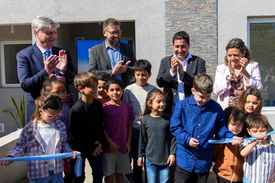 Ziliotto entregó 8 casas en Van Praet y anunció la llegada del 4G a la localidad