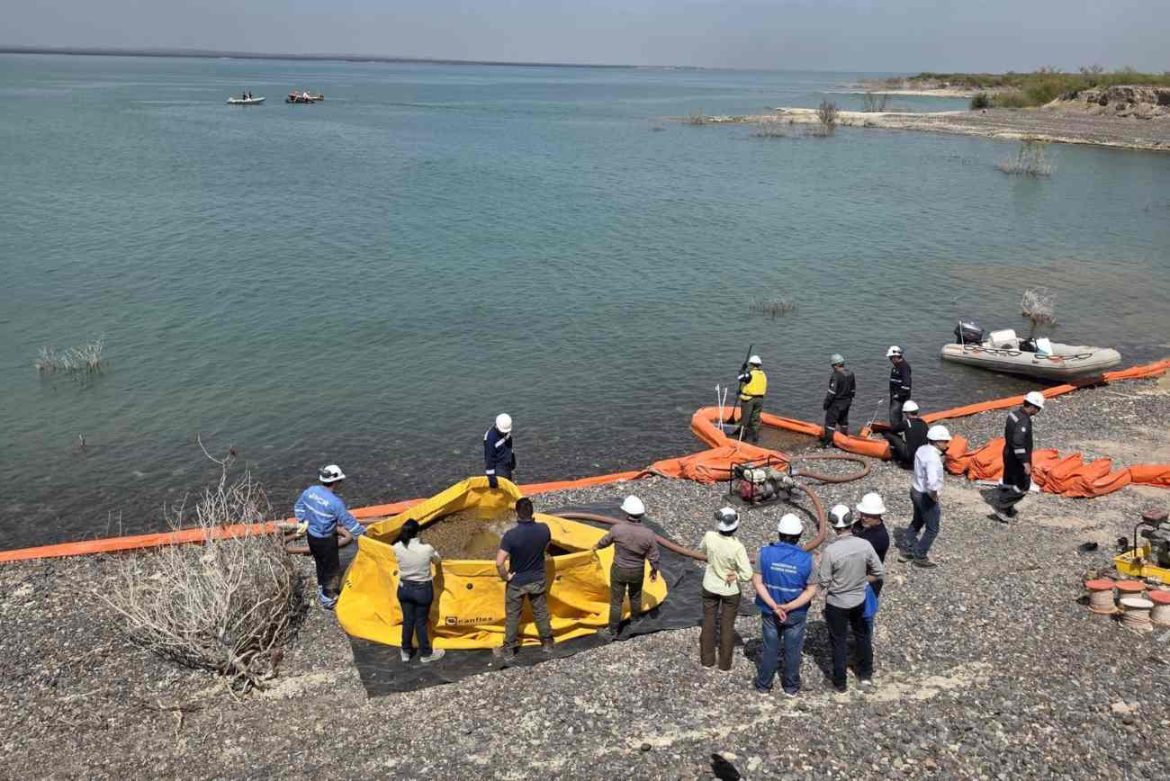 Hacen un nuevo ensayo de protección de derrames en el lago Casa de Piedra