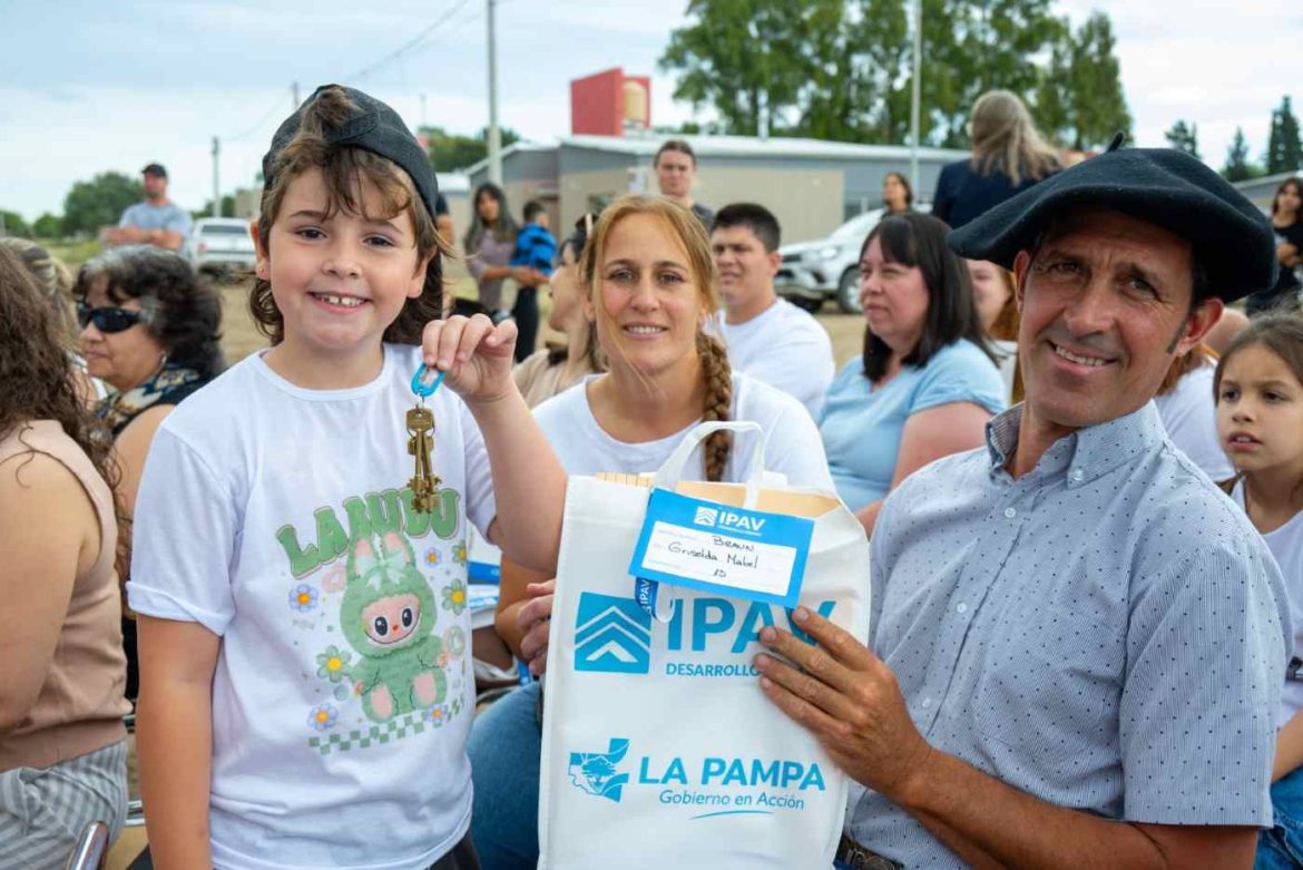 Guatraché: 20 familias recibieron sus viviendas que abandonó Nación y terminó la Provincia