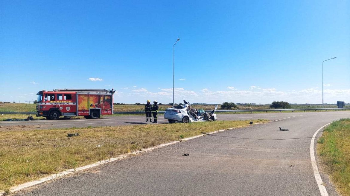 Murió un hombre en un choque entre un auto y camión en el cruce de Barón