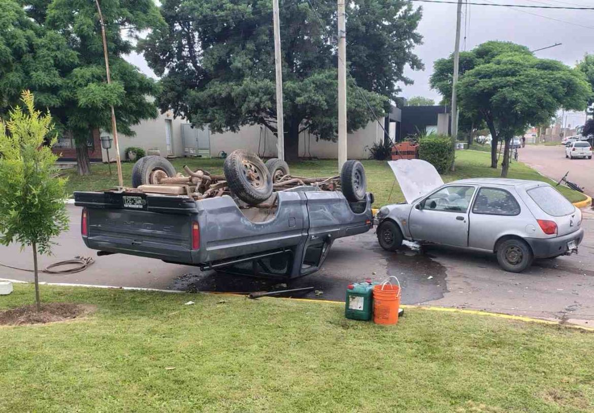 Choque y vuelco en el pueblo de General Campos
