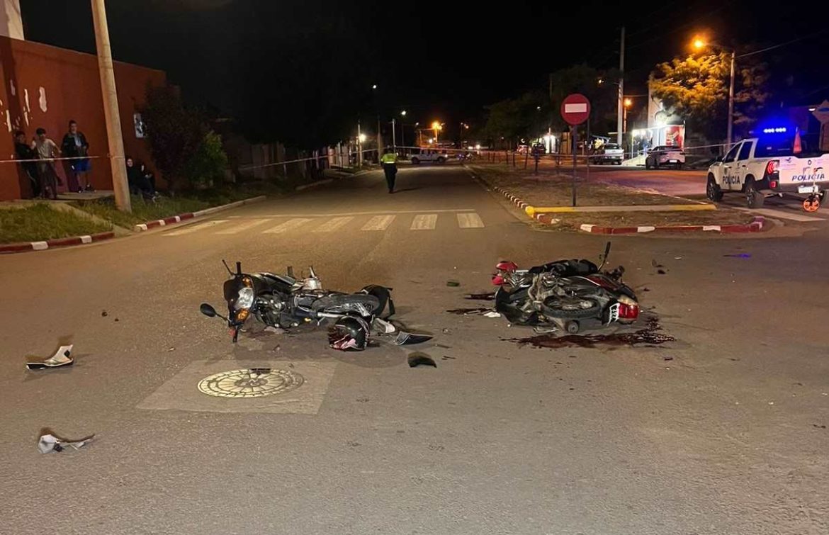 Circulaba en contramano en Santa Rosa y chocó de frente con otra moto: dos heridos en estado “crítico”