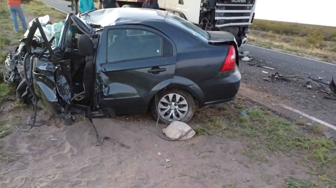 Dos heridos en un choque frontal entre un auto y un camión en la ruta 152