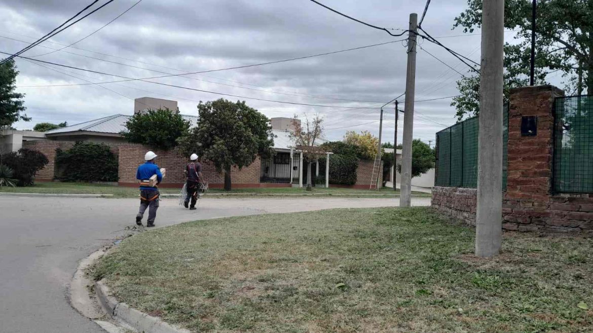 Clarín sigue saturando de cuadrillas la ciudad de Santa Rosa para colocar fibra óptica y crece el conflicto