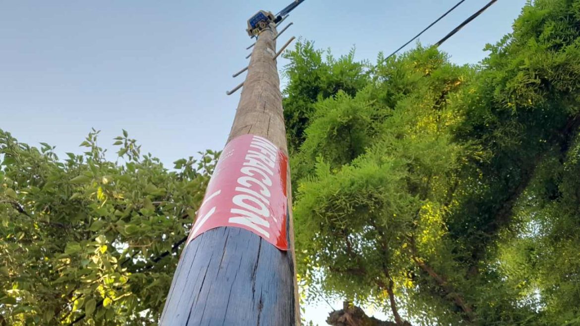 Di Nápoli ahora multó con $54 millones a Clarín y señalizó los postes colocados ilegalmente