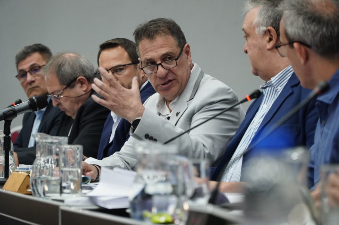 El ministro Fernández presentó el Presupuesto 2026: “Distribución federal a municipios sin distinciones partidarias”