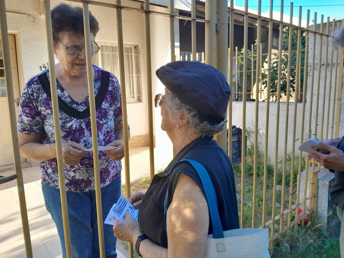 Jubilados panfletearon en barrios de Santa Rosa: “Hay que hacer docencia sobre la realidad que vivimos”
