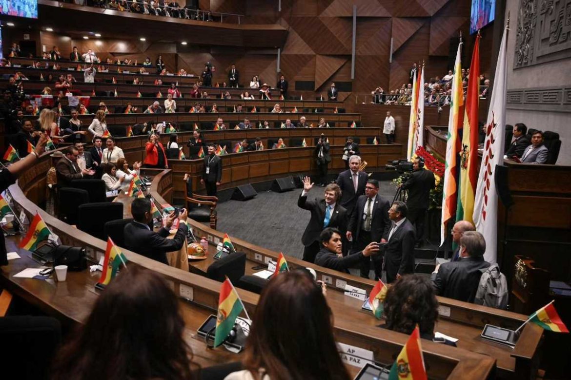 Milei participó de la jura del presidente de Bolivia y fue ovacionado en el Parlamento