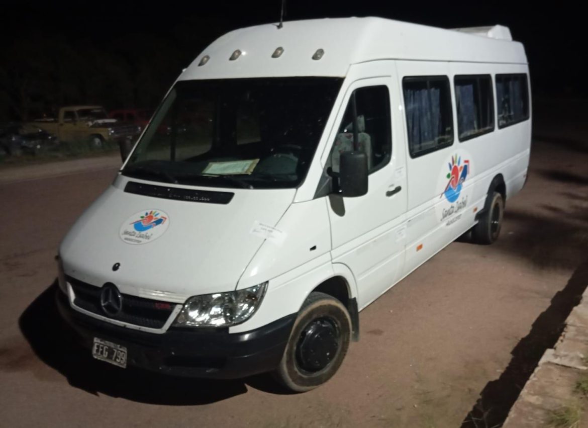 No tenía habilitación para transporte de personas y la RTO estaba vencida: retienen minibús de Santa Isabel
