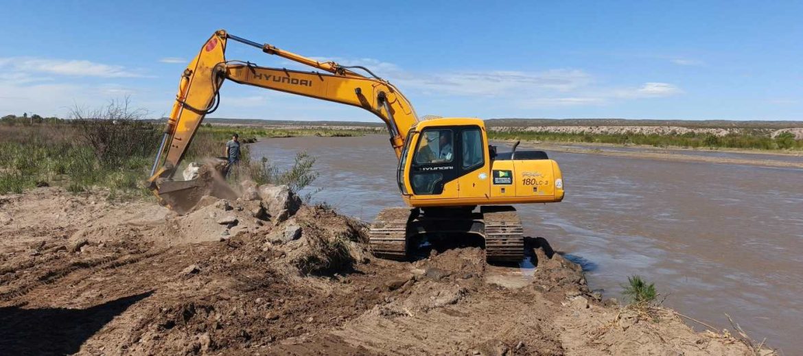 Frente a posibles crecidas, tareas de defensa y contención en la costa del Río Colorado
