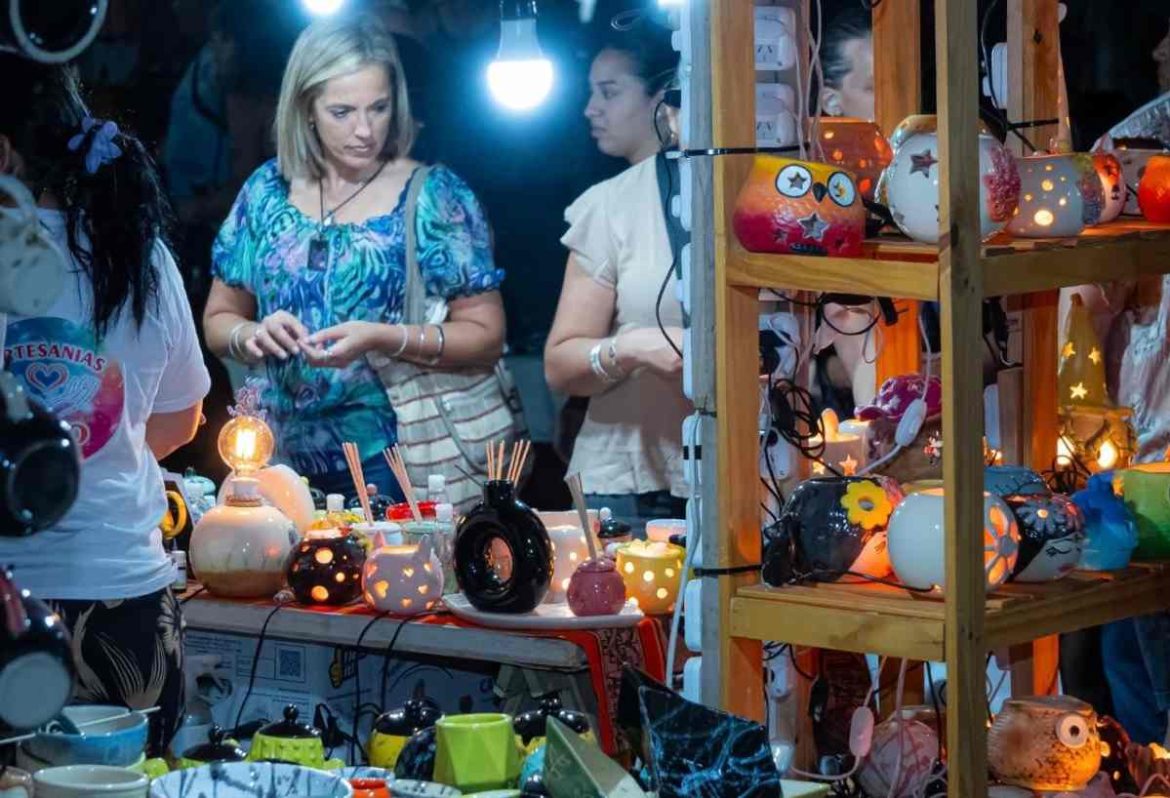 La previa de las fiestas se vive en la renovada plaza San Martín con la Feria del Regalo