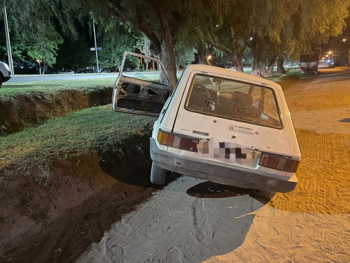 Toay: robó un auto, escapó de la Policía y terminó chocando contra un montículo de tierra