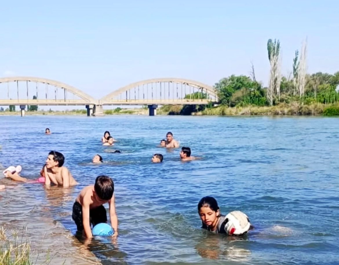 Gobernador Duval lanzó la temporada de verano 2025–2026 en el balneario municipal Carlos Grazide