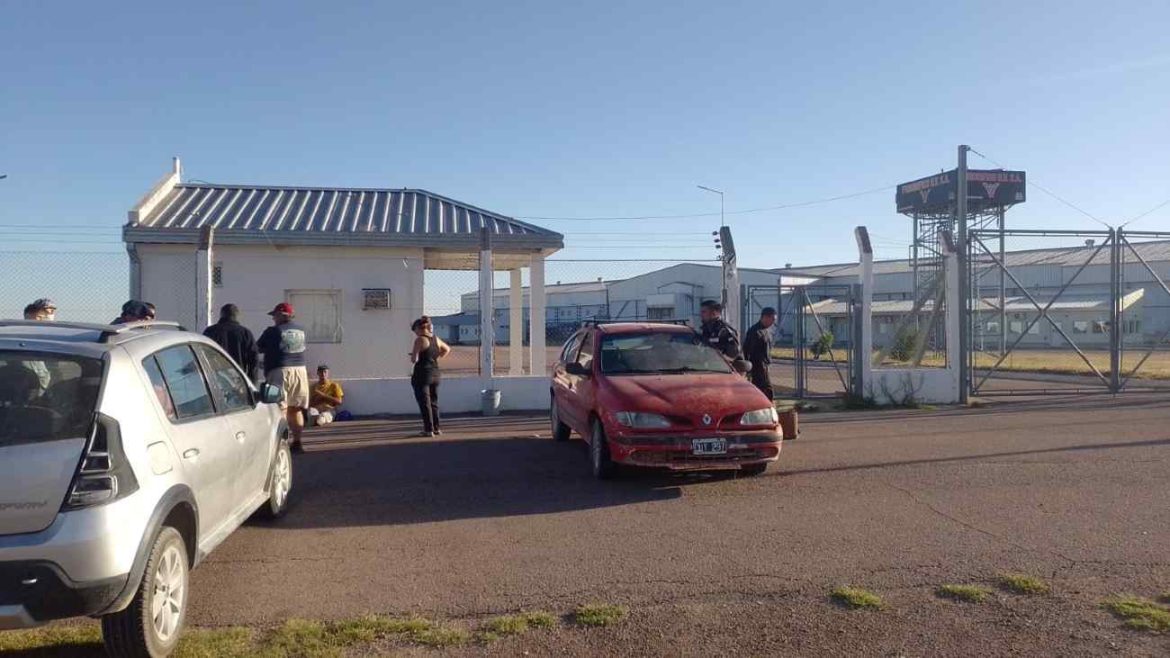 Manifestación de trabajadores del frigorífico de Bernasconi por salarios adeudados: les cortan servicios y les piden desalojos