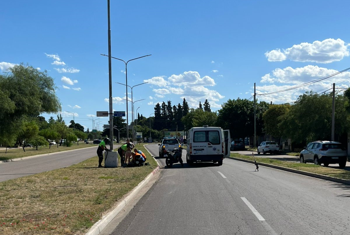 Una motociclista resultó con heridas en la avenida Perón