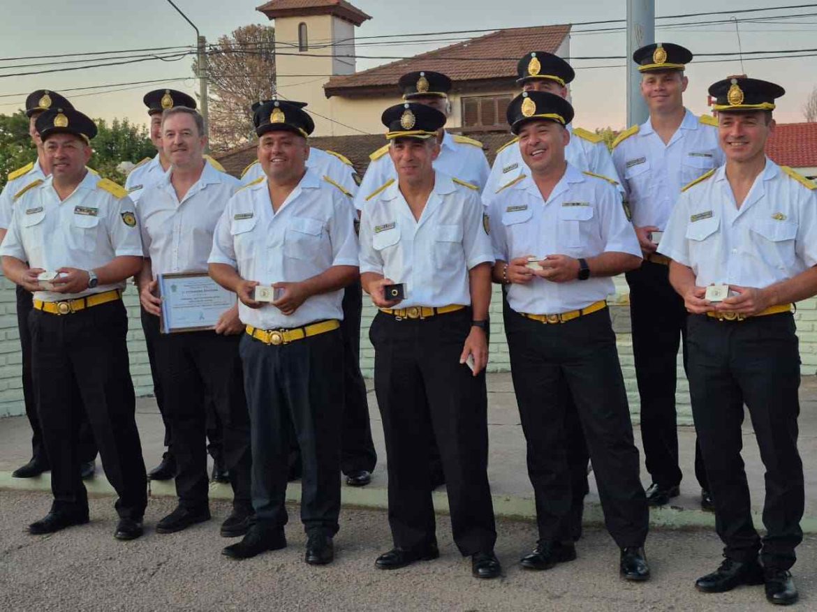 Policías: el ISP cerró el ciclo lectivo con reconocimientos, homenajes y cambio de abanderados
