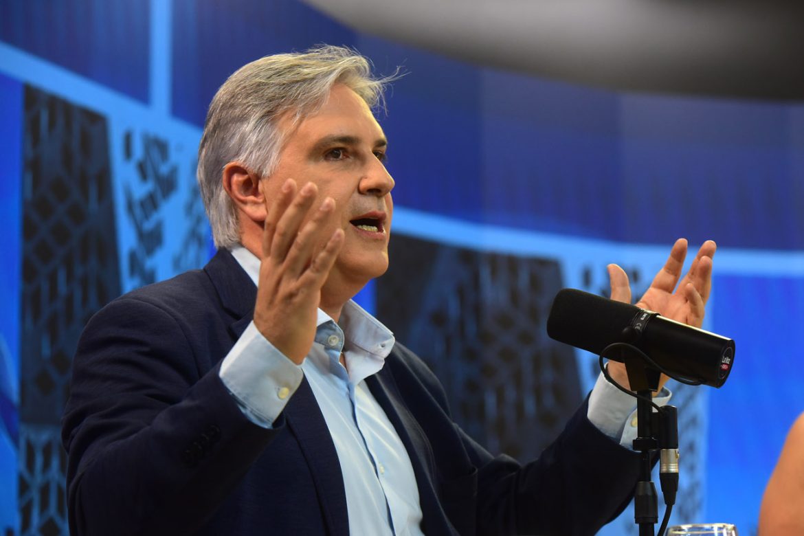 En crisis total por el déficit de la Caja de Jubilaciones, Llaryora le mete bonos a los jubilados top