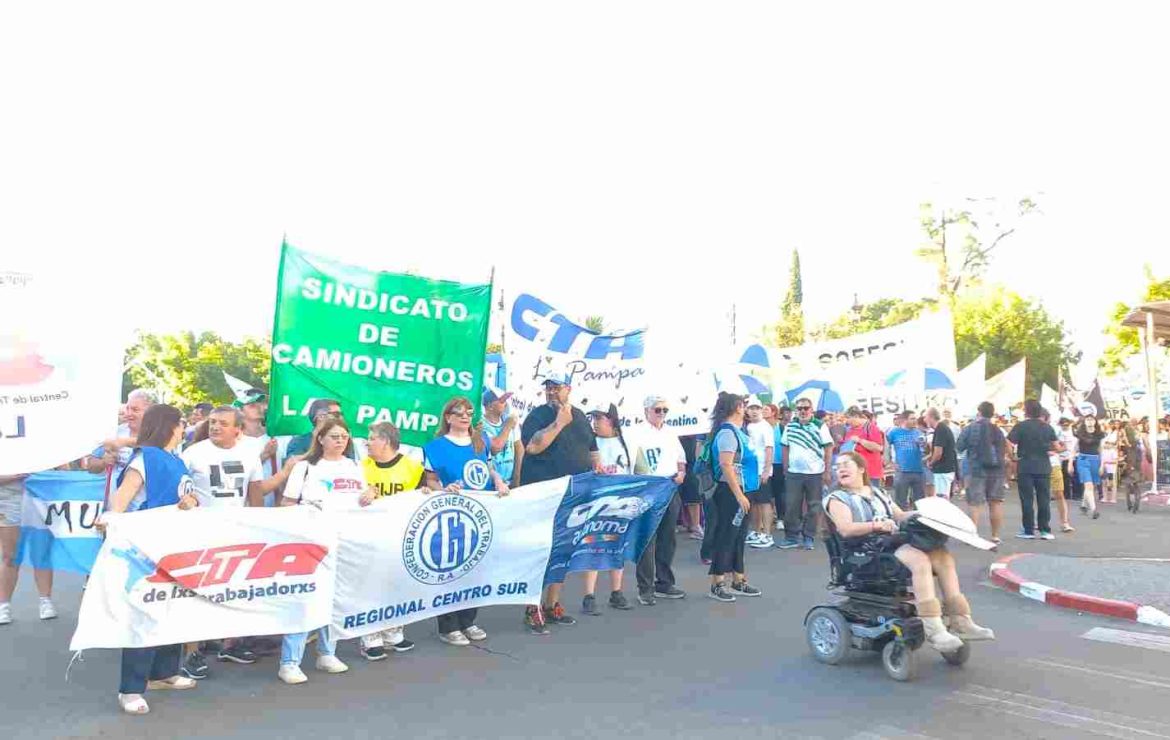 Tres heridos por una bomba de estruendo durante la marcha en Santa Rosa
